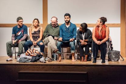 Desde la izquierda, Bard Heberlee, Zoë Winters, Max Baker, BabakTafti, Quincy Tyler Bernstein y Marcia DeBonis, en la obra.