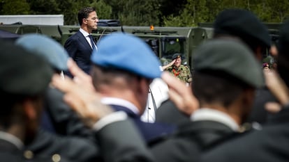 El primer ministro de los Países Bajos, Mark Rutte, durante la ceremonia de rehabilitación de los veteranos de los cascos azules holandeses que no lograron evitar la matanza de Srebenica, en 1995.