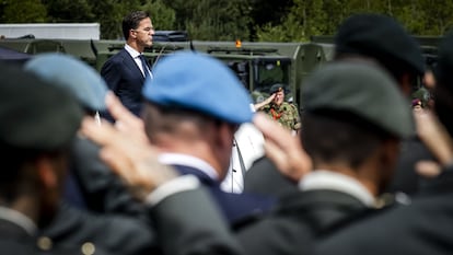 El primer ministro de los Países Bajos, Mark Rutte, durante la ceremonia de rehabilitación de los veteranos de los cascos azules holandeses que no lograron evitar la matanza de Srebenica, en 1995.