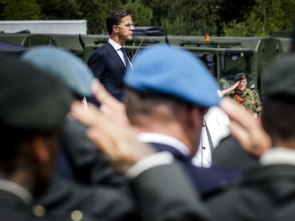 El primer ministro de los Países Bajos, Mark Rutte, durante la ceremonia de rehabilitación de los veteranos de los cascos azules holandeses que no lograron evitar la matanza de Srebenica, en 1995.