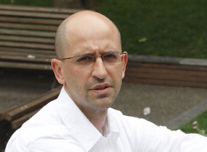 Jesús Casquete, profesor de Historia  del Pensamiento y los Movimientos Sociales y Políticos, de la UPV, en una plaza de Bilbao.