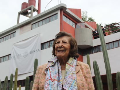 Guadalupe Rivera Marín frente a la Casa Estudio de Diego Rivera en Altavista (Ciudad de México), en 2017.