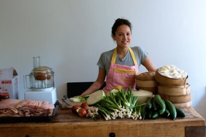 Un puesto con cestas de <i>dumplings</i> en Yum Bun, en el interior de Broadway Market, en Londres.