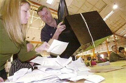 El recuento de votos en un colegio de Dublín.