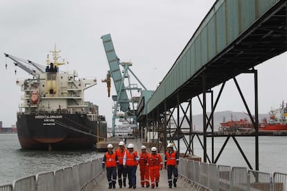 Varios trabajadores operando en un carguero en el puerto de Callao de Lima