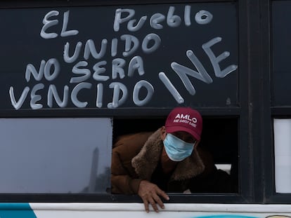 Un simpatizante de Morena se asoma desde un autobús a las afueras del Instituto Nacional Electoral (INE), el 13 de abril.