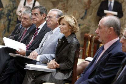 De izquierda a derecha: Javier Vallés, Modesto Crespo, Juan A. Olavarrieta, Isidro Fainé, Elena Salgado, Rodrigo Rato y Braulio Medel.