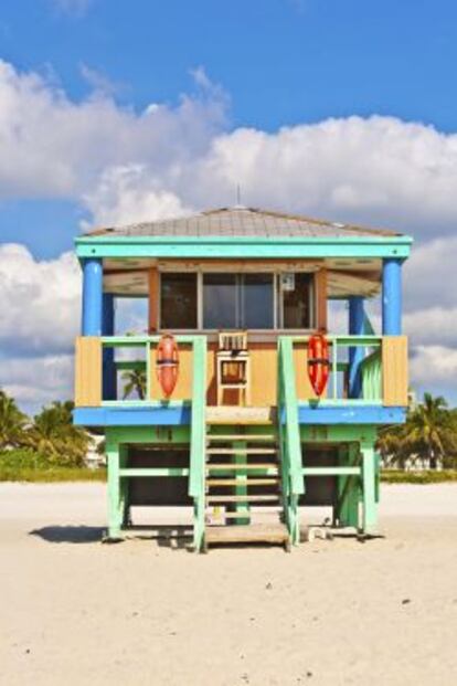 Puesto de salvavidas en una playa de Miami.