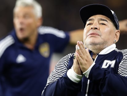 Maradona cumprimenta a torcida do time argentino do qual ocupa o cargo de treinador, o Gimnasia y Esgrima La Plata.