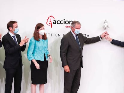 José Manuel Entrecanales, presidente de Acciona, toca la campana del estreno de su filial de renovables; a su derecha, también tocando la campana, Rafael Mateo, CEO de Acciona Energía. 