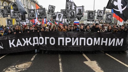 Manifestantes con las fotos de los muertos en extrañas cicuntancias durante el mandato de Putin.