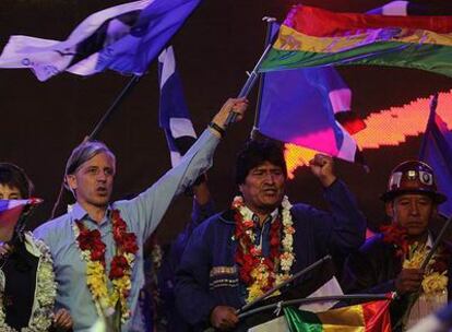 El actual presidente y candidato, Evo Morales (2d), su vicepresidente, Álvaro García Linera (2i) participan en el acto de cierre de campaña en la ciudad de El Alto, cerca a La Paz