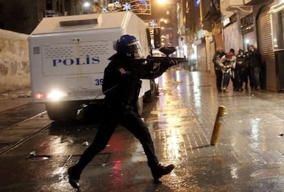 Un policía turco dispara pelotas de goma durante la protesta antigubernamental en Estambul. La Policía turca reprimió hoy con violencia a grupos de manifestantes que protestaban contra los recientes casos de corrupción y exigían la dimisión del Gobierno del primer ministro islamista Recep Tayyip Erdogan.