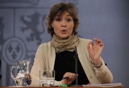 Isabel Garcia Tejerina, ministra de Agricultura, en una rueda de prensa tras un Consejo de Ministros de febrero de 2015.