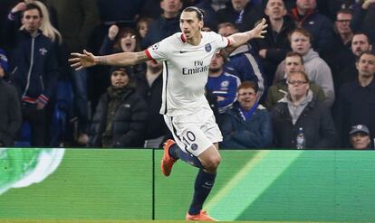 Ibra celebra su gol en Stamford Bridge.