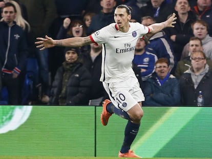 Ibra celebra su gol en Stamford Bridge.