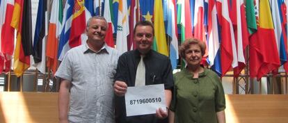 François Alfonsi (izda.), Mark Demesmaeker y Tatjana Znanoka posan con el número de preso de Otegi.