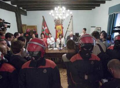 Regina Otaola, en el centro, durante su toma de posesión como alcaldesa bajo protección de <i>ertzainas</i>.