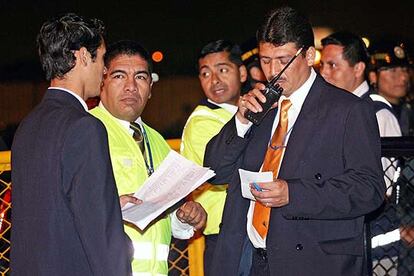 Trabajadores de la aerolínea Tans leen en voz alta la lista de los pasajeros que iban en el avión. Uno de los supervivientes ha manifestado que a su alrededor sólo veía cuerpos con quemaduras y fracturas. La aeronave, que había partido de Lima y su destino era Pucallpa, donde los familiares esperan angustiados alguna información.