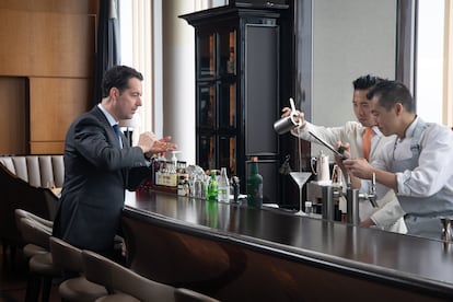 Xavi González, director del Hotel The Ritz Carlton Tokio, junto a dos empleados.