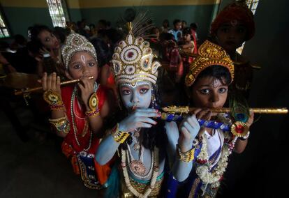 Niñas disfrazados del dios hindú Krishna posan durante Janmashtami, el aniversario del nacimiento del Señor Krishna, en una escuela en Agartala (India), el 23 de agosto de 2019.