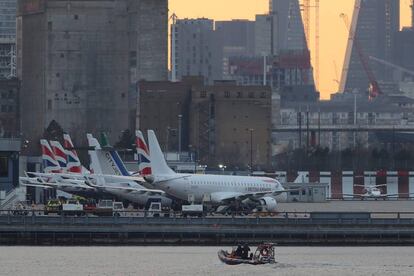 Algunos aviones aparcados en el aer&oacute;dromo del London City Airport este lunes.