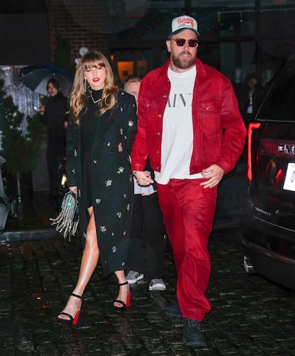 La pareja suele ser fotografiada en dos tipos de situaciones: eventos deportivos y románticas citas en las que salen a cenar por los restaurantes más exclusivos de Nueva York. En las segundas, Swift suele apostar por los 'minivestidos' en todas sus versiones. A finales del año pasado confió en el poder de un LBD (siglas en inglés que hacen referencia a un vestido corto negro) firmado por Fleur Du Mal, etiqueta especializada en lencería de lujo. Lo combinó con un imponente abrigo largo cuajado de cristales de Jonathan Simkhai, sandalias con la reconocible suela roja de Christian Louboutin y bolso con flecos de cristal de Stella McCartney. Kelce lució los colores de su equipo con una chaqueta vaquera roja encerada y vaqueros a juego de Nahmias (marca de 'streetwear' de moda en Los Ángeles), una camiseta blanca de Saint Michael y botas negras de la colaboración de Louis Vuitton y Timberland.