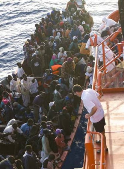 Rescate de los 229 inmigrantes en alta mar.
