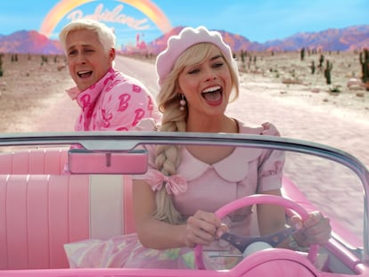 Margot Robbie y Ryan Gosling, en una escena de la película 'Barbie'.