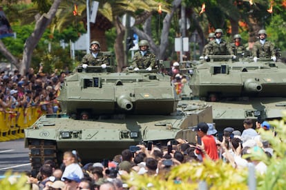 Vehículos blindados del Ejército de Tierra participan en el desfile con motivo del Día de las Fuerzas Armadas 2025 en Santa Cruz de Tenerife.
