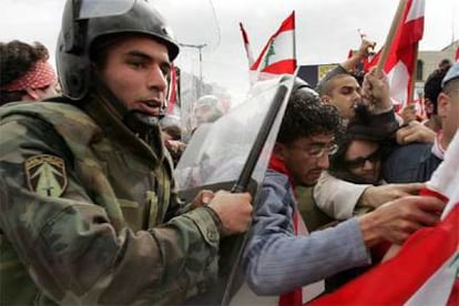 Un soldado del Ejército libanés trata de contener a los manifestantes.