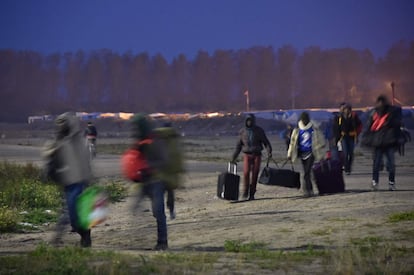 Amb maletes i tots els objectes que tenen, nombrosos migrants, la majoria afganesos, eritreus i sudanesos, han començat a arribar al centre de gestió des de la matinada per ser traslladats a un dels 450 centres d'acollida que el Govern francès ha obert al territori.