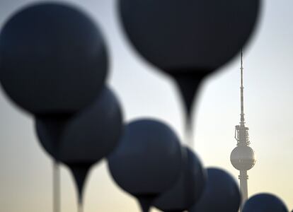 El Fernsehturm (en alemán, la torre de la televisión), levantada por la República Democrática Alemana en 1969 aparece entre los globos que forman la instalación de Christopher Bauder para recordar los 25 años de la caída de la frontera entre Berlín Este y Berlín Oeste.