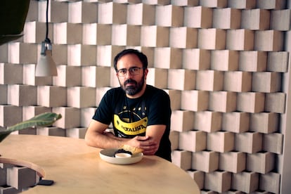 El cocinero Pablo López con el plato del pollo volcánico en su local Brutalista.