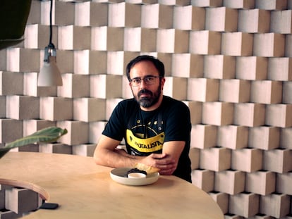 El cocinero Pablo López con el plato del pollo volcánico en su local Brutalista.