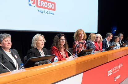 En el centro de la imagen, Rosa Carabel, CEO de Eroski, y Leire Mugerza, presidenta del consejo rector.