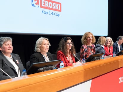En el centro de la imagen, Rosa Carabel, CEO de Eroski, y Leire Mugerza, presidenta del consejo rector.