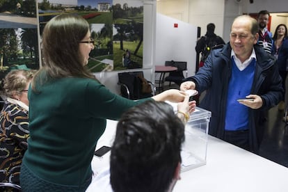 Leiceaga, durante la votaci&oacute;n del proceso de primarias en el que result&oacute; elegido como candidato a la Xunta.