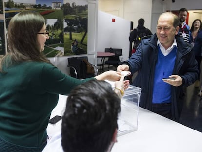 Leiceaga, durante la votaci&oacute;n del proceso de primarias en el que result&oacute; elegido como candidato a la Xunta.