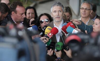 El ministro del Interior, Fernando Grande-Marlaska, atiende a los medios de comunicación el pasado 9 de abril en Algeciras (Cádiz).