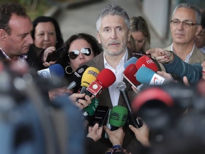 El ministro del Interior, Fernando Grande-Marlaska, atiende a los medios de comunicación el pasado 9 de abril en Algeciras (Cádiz).