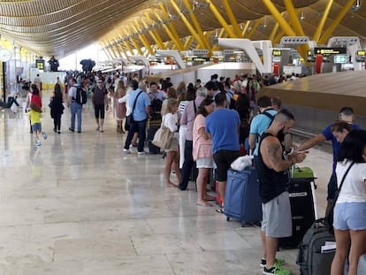 Decenas de pasajeros en la terminal 4 de Madrid-Barajas.