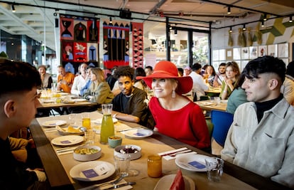 La monarca Máxima de Holanda en la apertura del restaurante A Beautiful Mess, gestionado por una fundación que promueve la inserción laboral de los refugiados