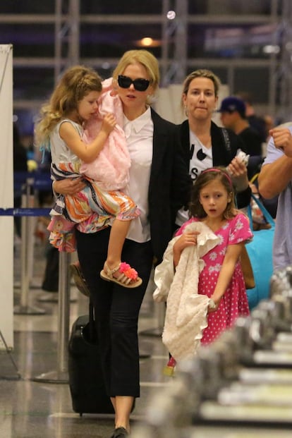 A lo largo de su matrimonio con Urban ha tenido dos niñas, Sunday Rose en 2008 y Faith Margaret en 2010, esta última mediante un vientre de alquiler. En la imagen, de 2015, Nicole Kidman sale del aeropuerto de Los Ángeles, en Estados Unidos, con sus dos hijas, en ese momento de 7 y 5 años.