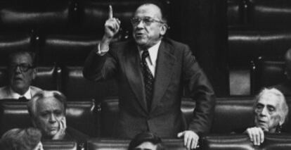 Fotografía de archivo, del 26 de julio de 1977. Carrillo, en el pleno del Congreso, junto a Dolores Ibarruri e Ignacio Gallego.