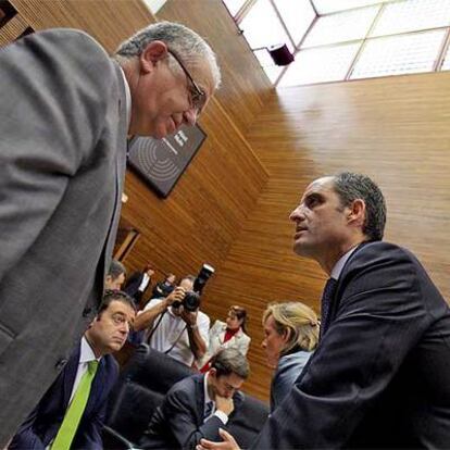 Juan Cotino y Francisco Camps, ayer, momentos antes de que arrancara el pleno de las Cortes.