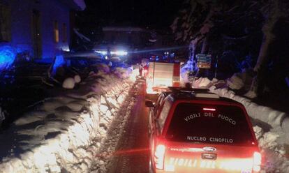 Los bomberos de montaña dirigiéndose al Hotel Rigopiano.