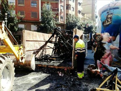Un incendio provocado arrasa la estructura de la falla de Molinell-Alboraya