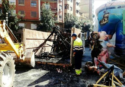 Un incendio provocado arrasa la estructura de la falla de Molinell-Alboraya