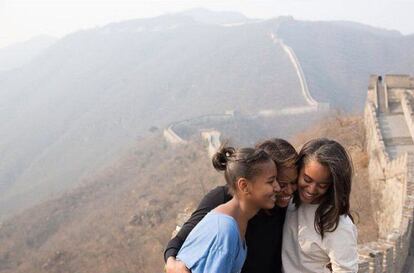 Michelle Obama y sus hijas Malia y Sasha en la Muralla China.